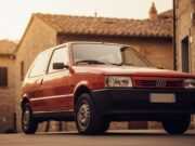La Fiat Uno non era solo un’utilitaria: il primato industriale che in pochi ricordano Fiat Uno rossa d'epoca del 1983 parcheggiata in un borgo italiano al tramonto