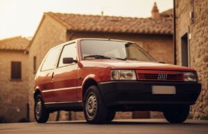 La Fiat Uno non era solo un’utilitaria: il primato industriale che in pochi ricordano Fiat Uno rossa d'epoca del 1983 parcheggiata in un borgo italiano al tramonto