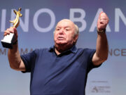 Lino Banfi e l’orologio che porta da 45 anni: il retroscena raccontato sul palco Lino Banfi con l'orologio al polso durante la premiazione del Maximo Excellence Award all'Italian Global Series 2026