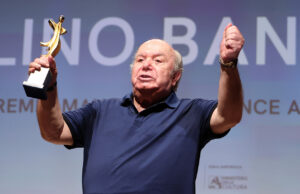 Lino Banfi e l’orologio che porta da 45 anni: il retroscena raccontato sul palco Lino Banfi con l'orologio al polso durante la premiazione del Maximo Excellence Award all'Italian Global Series 2026