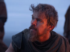 Odissea di Nolan: il segreto tecnico che ha reso possibile girare tutto in IMAX Matt Damon con barba e abiti di scena logori interpreta Ulisse, con il volto illuminato dal bagliore di un fuoco nel film Odissea di Christopher Nolan.