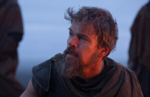 Odissea di Nolan: il segreto tecnico che ha reso possibile girare tutto in IMAX Matt Damon con barba e abiti di scena logori interpreta Ulisse, con il volto illuminato dal bagliore di un fuoco nel film Odissea di Christopher Nolan.