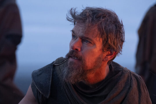 Odissea di Nolan: il segreto tecnico che ha reso possibile girare tutto in IMAX Matt Damon con barba e abiti di scena logori interpreta Ulisse, con il volto illuminato dal bagliore di un fuoco nel film Odissea di Christopher Nolan.