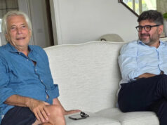 Nino D’Angelo a Marateale: “Vendevo più copie false dei miei dischi che originali” Nino D'Angelo e il figlio Toni D'Angelo seduti su un divano durante l'intervista a Marateale 2026