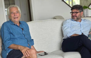 Nino D’Angelo a Marateale: “Vendevo più copie false dei miei dischi che originali” Nino D'Angelo e il figlio Toni D'Angelo seduti su un divano durante l'intervista a Marateale 2026