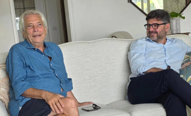 Nino D'Angelo racconta l'aneddoto delle copie false a Marateale Nino D'Angelo e il figlio Toni D'Angelo seduti su un divano durante l'intervista a Marateale 2026