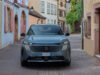Peugeot E-3008 Long Range: quanto costa davvero un viaggio di 700 km in elettrico Peugeot E-3008 Long Range grigia in un borgo dell'Alsazia durante un viaggio in elettrico a lunga autonomia