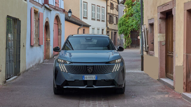 Peugeot E-3008 Long Range grigia in un borgo dell'Alsazia durante un viaggio in elettrico a lunga autonomia