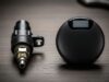 Gomme che ti avvisano prima del guasto: la nuova generazione di pneumatici intelligenti spiegata Confronto tra un sensore TPMS tradizionale con stelo a valvola e un nuovo sensore intelligente a disco sigillato, appoggiati su un banco da lavoro