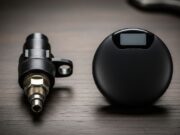 Gomme che ti avvisano prima del guasto: la nuova generazione di pneumatici intelligenti spiegata Confronto tra un sensore TPMS tradizionale con stelo a valvola e un nuovo sensore intelligente a disco sigillato, appoggiati su un banco da lavoro