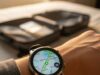 Il tuo smartwatch dice ai ladri quando la tua casa è vuota Smartwatch al polso con mappa GPS attiva e valigia sullo sfondo, simbolo del rischio furti in casa durante le vacanze