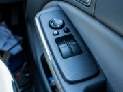 Perché lo specchietto si abbassa da solo in retromarcia: il motivo che in pochi conoscono Comando joystick per la regolazione degli specchietti retrovisori sulla portiera di un'auto