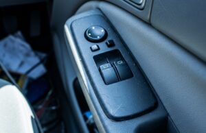 Perché lo specchietto si abbassa da solo in retromarcia: il motivo che in pochi conoscono Comando joystick per la regolazione degli specchietti retrovisori sulla portiera di un'auto