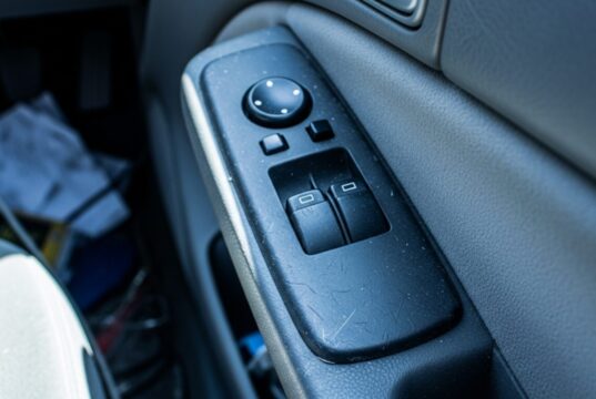 Perché lo specchietto si abbassa da solo in retromarcia: il motivo che in pochi conoscono Comando joystick per la regolazione degli specchietti retrovisori sulla portiera di un'auto