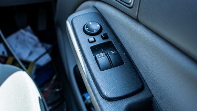 Perché lo specchietto si abbassa da solo in retromarcia Comando joystick per la regolazione degli specchietti retrovisori sulla portiera di un'auto