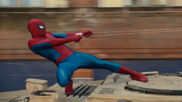 Spider-Man aggrappato a un carro armato durante l'inseguimento girato a Glasgow in Spider-Man Brand New Day