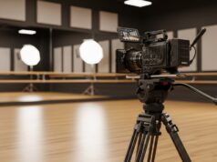 Come scegliere un’accademia artistica dopo il diploma Telecamera cinematografica professionale in primo piano all'interno di una moderna e luminosa sala prove di un'accademia.
