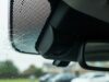 Grandine sull’auto: il controllo che il carrozziere spesso non fa Telecamera ADAS dietro lo specchietto retrovisore con microfrattura da grandine sul parabrezza