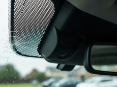 Grandine sull’auto: il controllo che il carrozziere spesso non fa Telecamera ADAS dietro lo specchietto retrovisore con microfrattura da grandine sul parabrezza