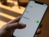 WhatsApp cambia aspetto ai messaggi: cosa succede e come tornare alla versione classica Mano che disattiva il toggle delle animazioni nelle impostazioni chat di WhatsApp