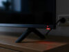 La smart TV in stand-by continua a consumare corrente: quanto costa lasciarla così ogni sera Dettaglio del led rosso acceso su una smart tv spenta in salotto.