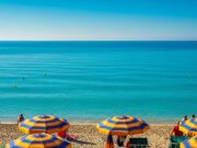 Ferragosto, perché c’è ancora chi non fa il bagno il 15 agosto: la leggenda e l’origine pagana della festa Spiaggia italiana a Ferragosto con ombrelloni colorati e mare calmo senza bagnanti in acqua