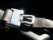 La fibbia della cintura di sicurezza scotta: il controllo che quasi nessuno fa in auto Fibbia della cintura di sicurezza rovente esposta al sole nell'abitacolo di un'auto