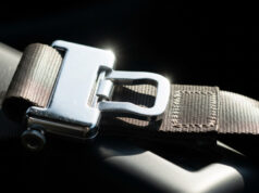La fibbia della cintura di sicurezza scotta: il controllo che quasi nessuno fa in auto Fibbia della cintura di sicurezza rovente esposta al sole nell'abitacolo di un'auto