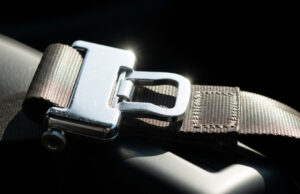 La fibbia della cintura di sicurezza scotta: il controllo che quasi nessuno fa in auto Fibbia della cintura di sicurezza rovente esposta al sole nell'abitacolo di un'auto