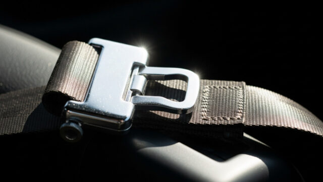 Fibbia della cintura di sicurezza rovente esposta al sole nell'abitacolo di un'auto