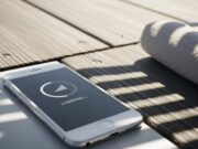 In spiaggia hai le tacche piene ma internet non parte: ecco perché succede davvero Smartphone su passerella di legno con schermo nero e icona di caricamento lento per problemi di rete.