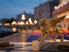 Mostra del Cinema di Venezia 2026: quando inizia, chi riceve il Leone d’oro e come seguirla da casa Statuetta del Leone d'oro, premio della Mostra del Cinema di Venezia 2026, su podio in marmo con pellicole cinematografiche