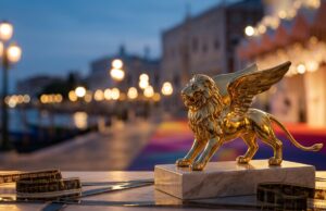 Mostra del Cinema di Venezia 2026: quando inizia, chi riceve il Leone d’oro e come seguirla da casa Statuetta del Leone d'oro, premio della Mostra del Cinema di Venezia 2026, su podio in marmo con pellicole cinematografiche