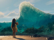 Oceania da oggi in sala: il divario di 57 punti tra critici e pubblico USA Vaiana bambina osserva un'onda gigante dell'oceano in una scena del film Oceania, al cinema dal 19 agosto 2026