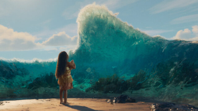 Vaiana bambina osserva un'onda gigante dell'oceano in una scena del film Oceania, al cinema dal 19 agosto 2026