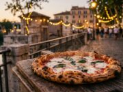 Pizza village a Roma dal 3 al 6 settembre: cosa sapere prima di andare Pizza margherita napoletana fumante su tavolo in legno con luci e folla sul Lungotevere, Pizza Village Roma 2026