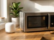 Wi-Fi che rallenta col microonde acceso: il test di 90 secondi che lo dimostra in casa Router wifi bianco vicino a un forno a microonde su un piano cucina in legno