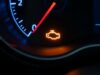 Benzina annacquata ai distributori: il segnale che precede il guasto al motore Spia check engine accesa sul cruscotto per un guasto al motore da benzina annacquata