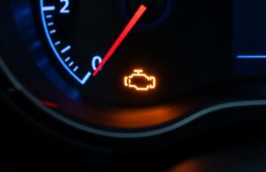Benzina annacquata ai distributori: il segnale che precede il guasto al motore Spia check engine accesa sul cruscotto per un guasto al motore da benzina annacquata