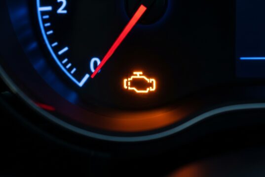 Benzina annacquata ai distributori: il segnale che precede il guasto al motore Spia check engine accesa sul cruscotto per un guasto al motore da benzina annacquata