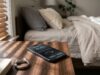 La sveglia del telefono non suona più: i veri motivi e come risolvere Uno smartphone con una sveglia digitale silenziosa appoggiato su un comodino in legno scuro al mattino.