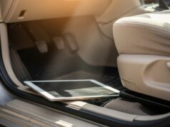 Tablet dei bambini dimenticato in auto: il danno alla batteria che si scopre solo a settembre Tablet bianco appoggiato nel vano piedi di un'auto, vicino ai pedali, illuminato dalla luce calda del sole attraverso il parabrezza