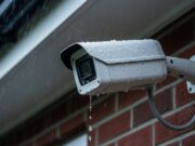 Telecamera da esterno e temporali: dove sigillare i cavi per non bruciarla Telecamera di sorveglianza esterna bagnata dalla pioggia durante un temporale estivo, montata su parete in mattoni
