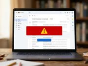 Truffa dell’iscrizione a scuola: il falso avviso di pagamento che inganna i genitori Schermo di laptop con email sospetta, banner di allarme rosso e pulsante di pagamento, simbolo della truffa sull'iscrizione a scuola
