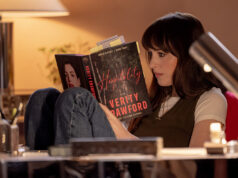 Verity al cinema dal 1° ottobre: il libro che le lettrici italiane si passavano già nel 2021 Dakota Johnson nei panni di Lowen Ashleigh legge il romanzo di Verity Crawford nel film Verity
