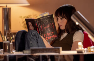 Verity al cinema dal 1° ottobre: il libro che le lettrici italiane si passavano già nel 2021 Dakota Johnson nei panni di Lowen Ashleigh legge il romanzo di Verity Crawford nel film Verity