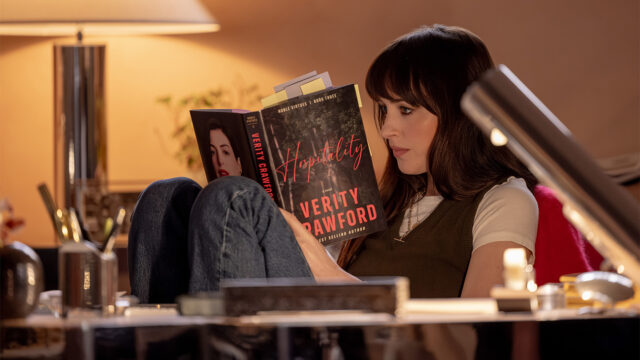 Verity: Dakota Johnson legge il libro scritto da Verity Crawford Dakota Johnson nei panni di Lowen Ashleigh legge il romanzo di Verity Crawford nel film Verity