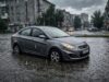 Pozzanghera profonda e maltempo in arrivo: cosa fare per non rovinare il motore dell’auto Auto ferma in una pozzanghera profonda durante un temporale, a rischio di colpo d'acqua al motore