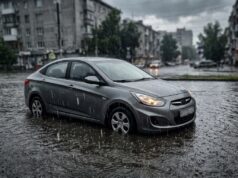 Pozzanghera profonda e maltempo in arrivo: cosa fare per non rovinare il motore dell’auto Auto ferma in una pozzanghera profonda durante un temporale, a rischio di colpo d'acqua al motore