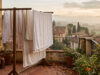 Equinozio d’autunno 23 settembre: da quel giorno il bucato fuori non si asciuga più uguale Bucato steso su una terrazza in Toscana all'alba, con foschia autunnale dopo l'equinozio di settembre
